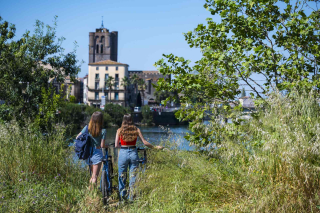 2 jeunes filles à vélo à Agde