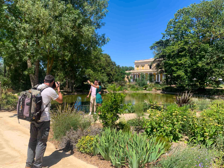 Photographe qui photographie un jeune couple au château Laurens à Agde