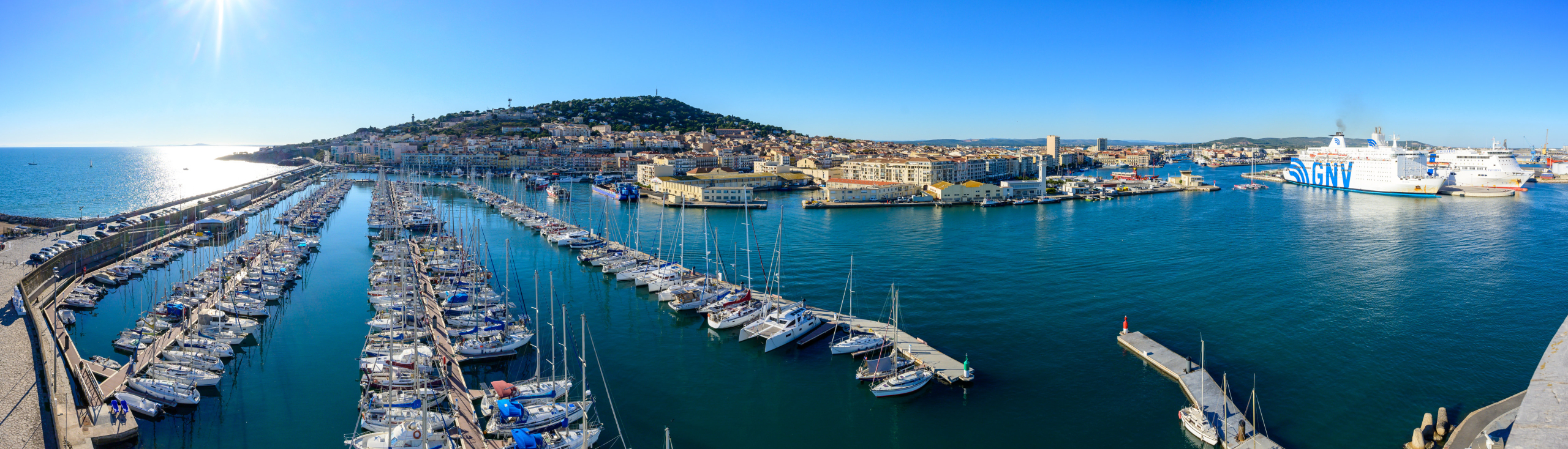 Des bateaux dans le port de Sète