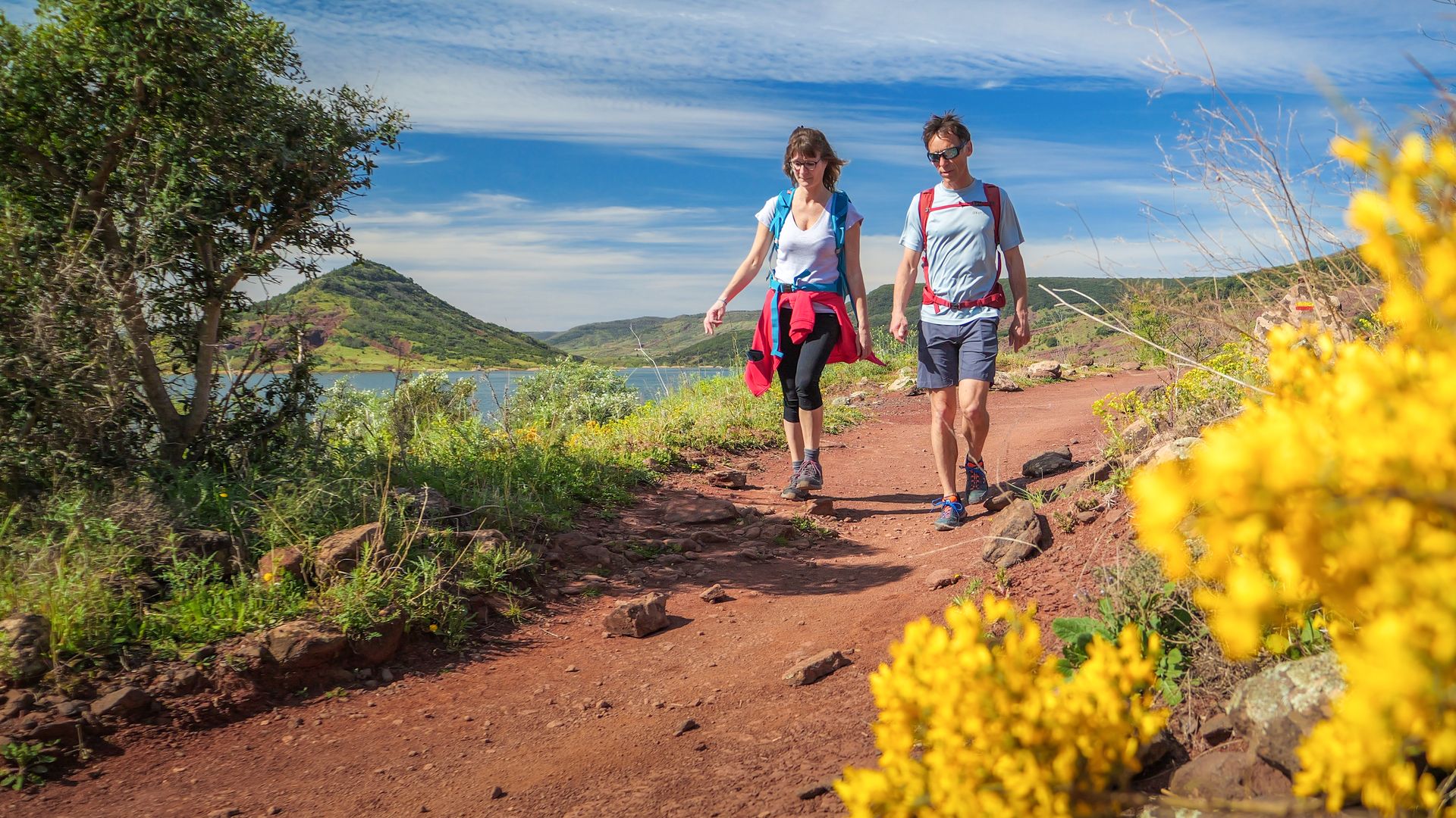 Deux randonneurs effectuent le tour du lac du Salagou, une composante du GR® de Pays Entre Deux Lacs Avène-Salagou