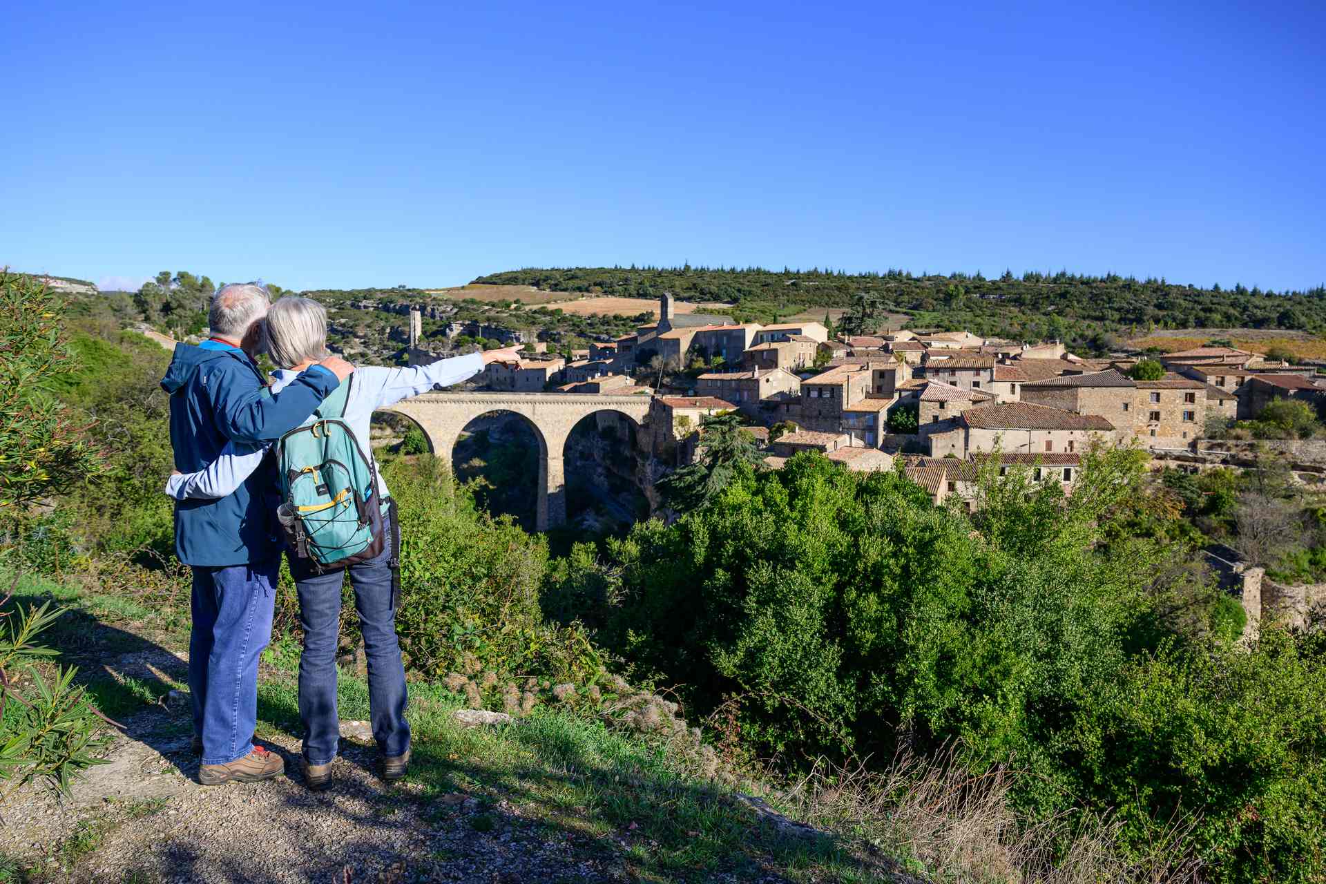 Couple de jeuniors qui admire la cité de Minerve